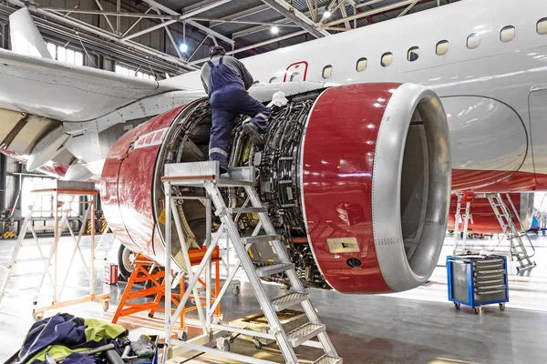 Luftfahrtindustrie Mechaniker Repariert Triebwerksdüsen — Stockfoto