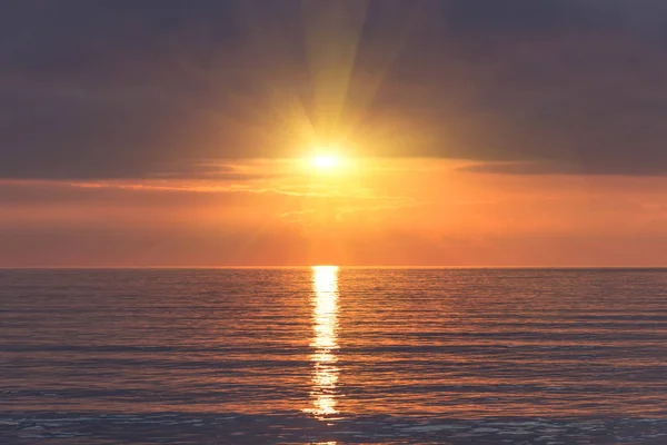 日落在海面上 可以看到地平线 有波浪的水面 — 图库照片
