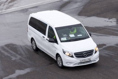 Beyaz lüks van Mercedes-Benz minivan. Rusya Saint-Petersburg. 19 Şubat 2019