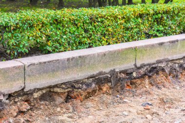 Otoyolu yakınında yaya kaldırım kenarına kaldırıma yerine montajı.