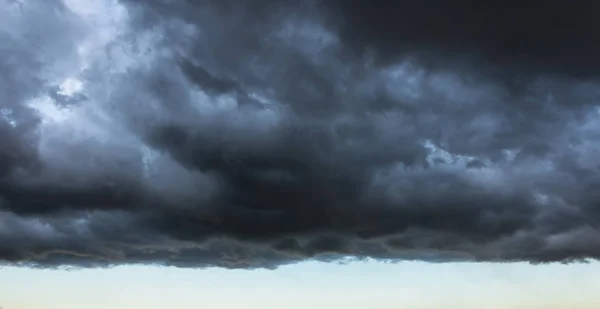 Nuvem Escura Com Uma Borda Clara Nuvem Tempestade Frente Uma — Fotografia de Stock