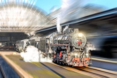 Eski buharlı tren lokomotif istasyona yolcu platformu sürüş