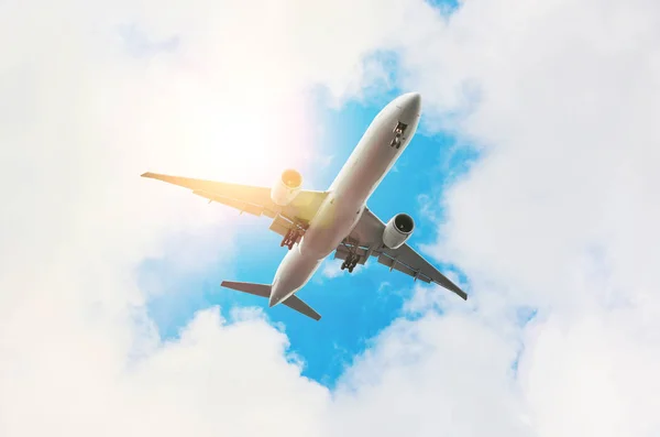 Avión volando desde las nubes cielo del sol — Foto de Stock