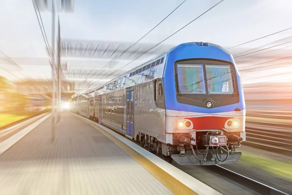 Σιδηροδρόμου ταξίδια επιβατική αμαξοστοιχία με το motion blur αποτέλεσμα στο σιδηροδρομικό σταθμό, βιομηχανική έννοια, τουρισμός — Φωτογραφία Αρχείου