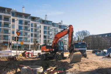 İletişim yollar ve kaldırımlar boyunca şehir sokak, inşası Ekskavatör