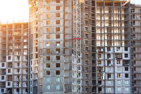 Immeuble résidentiel en construction, une vue près des murs et des fenêtres étages — Photo