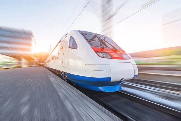 도시에서 빠른 속도로 여행 하는 기차 — 스톡 사진