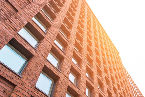 Janelas quadradas em um prédio de tijolos vermelhos — Fotografia de Stock