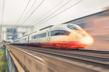 Yüksek hızlı tren ile bir sıcak yanma burun ön süpersonik rides