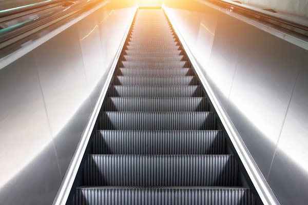 Zobrazit eskalátoru schodišti výstup na vrchol světla — Stock fotografie