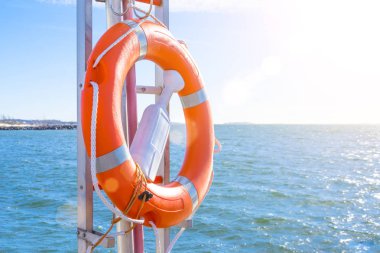 Lifebuoy iskeleye deniz güneşli bir arka plan üzerinde