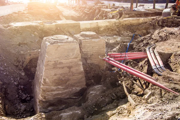 Καταπακτές και φρεάτια υπονόμων σε μια τάφρο που ανασκάφηκε από εκσκαφείς κατά τη διάρκεια της επισκευής, αποχέτευσης — Φωτογραφία Αρχείου