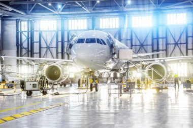 Havaalanı hangarda uçak gövde ve motor bakım onarım