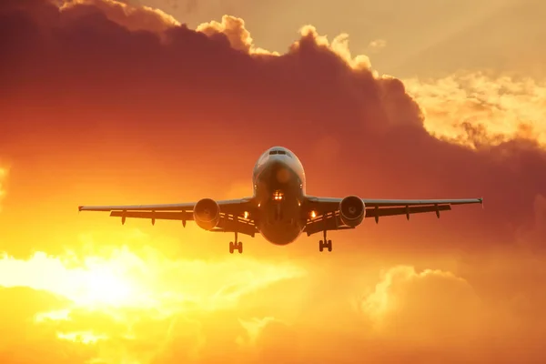 夕焼け雲に搭乗飛行機フライト アプローチ — ストック写真