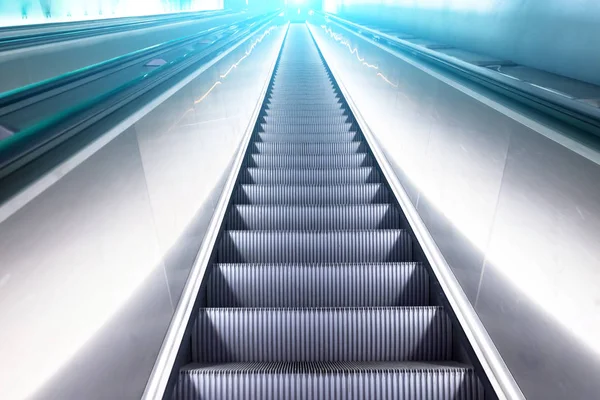 View escalator stairs rise to the top of the blue white shine light — Stock Photo, Image