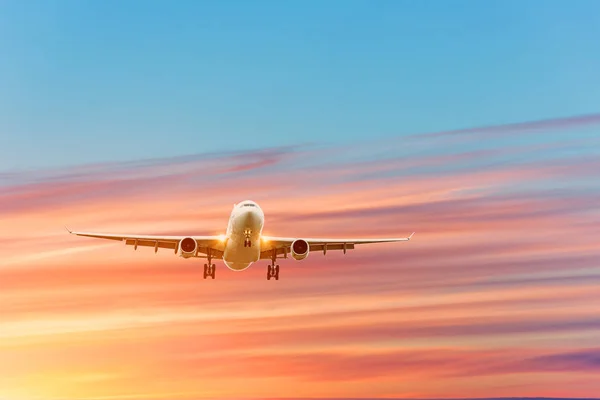 温かみのある色調と飛行機の着陸に近づいての美しい雲で夜の空 — ストック写真