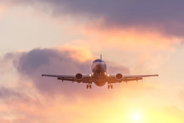 夕焼け雲に搭乗飛行機フライト アプローチ — ストック写真