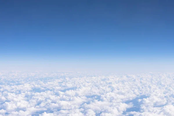 Cloudscape z wysokości lotu błękitne niebo chmury cumulus, słoneczny dzień — Zdjęcie stockowe