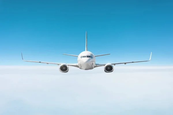 Avión vuela en el cielo sobre una densa capa de nubes . — Foto de Stock