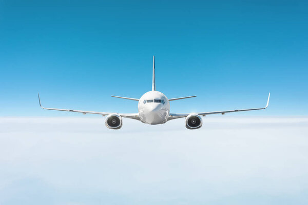 Самолет летит в небе над плотным слоем облаков
.