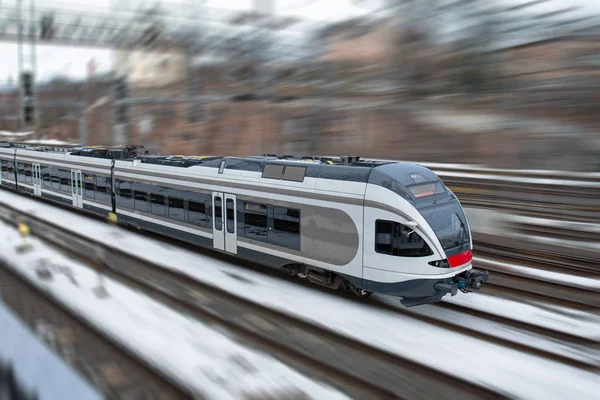 S-Bahn fährt mit hoher Geschwindigkeit. — Stockfoto