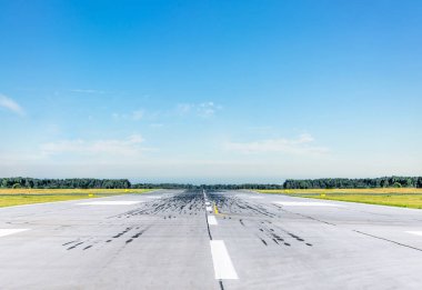 NET bulutsuz güneşli bir havaalanında boş pist.
