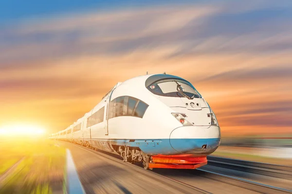 Locomotiva trem de alta velocidade corre em linha férrea, céu por do sol . — Fotografia de Stock