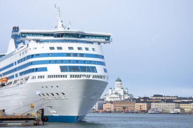 .Finlandiya Helsinki, şehir iskeleye Cathedral St. Nicholas Katedrali'nin arka plan ve şehir içinde yolcu gemisi yay görünümü.