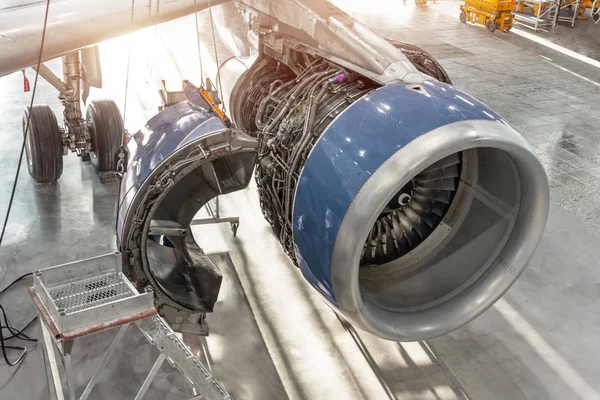 Motor de aeronaves com abas de capuz abertas, para serviço, reparação . — Fotografia de Stock