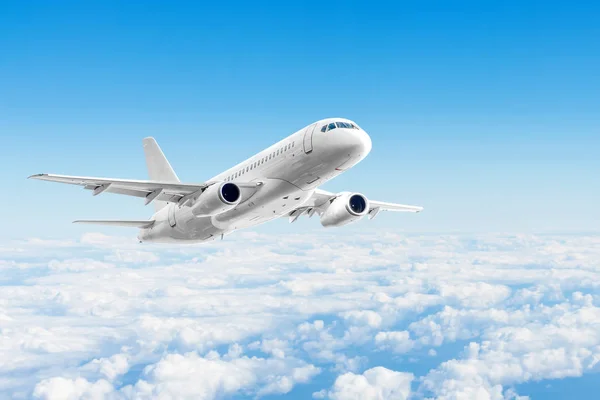 Avión está volando por encima de las nubes del día, viaje de vacaciones . — Foto de Stock