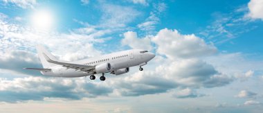 Bulutlar ve güneş Panoraması arka planı uçak çıkartıyor.