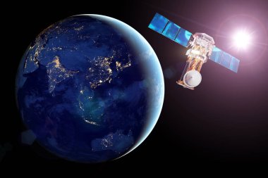 Dünya yörüngesi, gezegen, aydınlık gece şehirler ve parlak güneş gece tarafına görünümünü iletişim uydusu. Nasa tarafından döşenmiş bu görüntü unsurları.