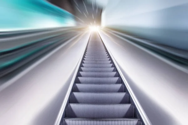 Zobrazit eskalátoru schodišti výstup na vrchol světla, pohybu efekt Rozmáznutí. — Stock fotografie