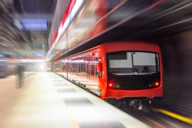 Geçen metro tüneli metro platformda, Hareket Bulanıklığı.