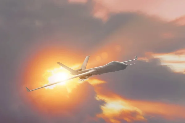 Drone militar uav volando al atardecer, los rayos del sol de las nubes . — Foto de Stock