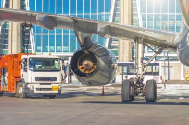 Uçak yakıt ikmali işlemi. Kamyon, motoru kanat ve kasa görünümü.