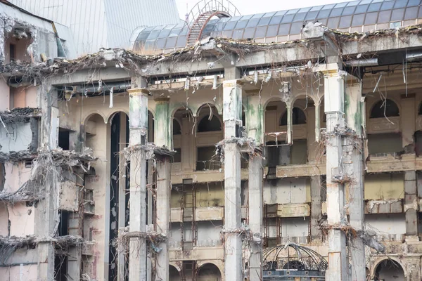 Edifício destruído após demolição, acidente provocado pelo homem. Erros de engenharia e construção . — Fotografia de Stock