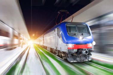 Bir gezi kentin tren gece istasyonunda tren sürmek.