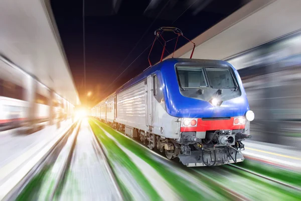 Trein rijdt op een reis op het spoorwegstation van de nacht in de stad. — Stockfoto