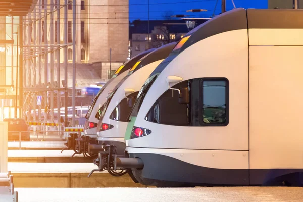 Personenzüge Kabinenlokomotive in einer Reihe auf dem Bahnsteig des Bahnhofs in der Nacht. — Stockfoto