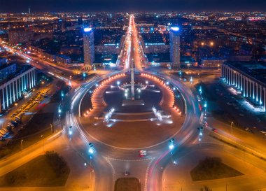 Zafer Meydanı Rusya, Saint-Petersburg Leningrad Defender anıt topluluğu yüksekliğini gece manzara. 30 Mart 2019.