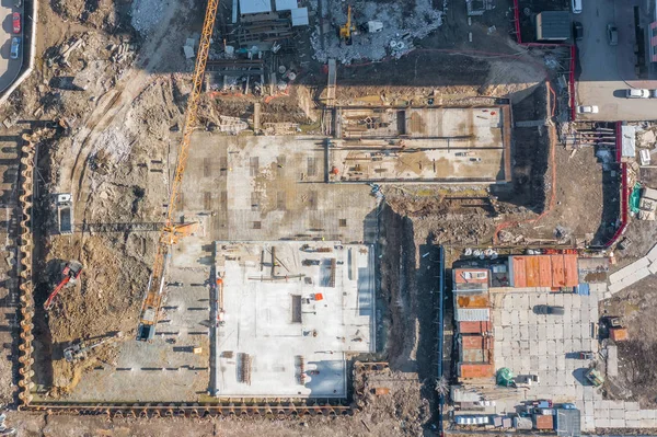 Vista del inicio de la construcción de la casa, poniendo los cimientos. Grúa de construcción. Vista desde arriba exactamente . — Foto de Stock