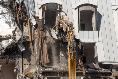 Ekskavatör hidrolik makaslar ile çatı ve binanın çatı aslayeniden.