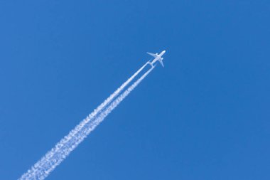 Masmavi bir gökyüzü contrail iz bırakmadan uçaklar.
