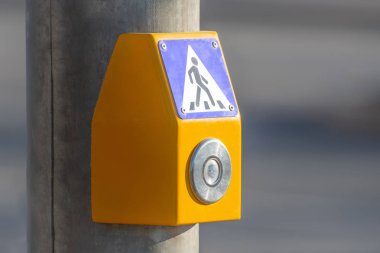 Bir yaya geçidi karayolu üzerinde Yeşil ışıkta açmak için bir düğme