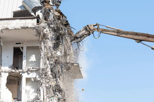 Βαρύ εξοπλισμό υδραυλικού ψαλίδια βέλος κατεδαφίσει το κτίριο, η κατεδάφιση καταστροφή. Κοντά σε: Προβολή. — Φωτογραφία Αρχείου