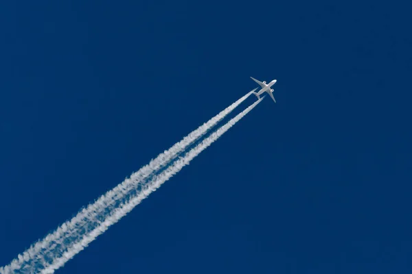 Αεροπλάνα που αφήνει ίχνος contrail σε σαφή μπλε ουρανό. — Φωτογραφία Αρχείου