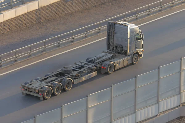 Truck with an empty long trailer without cargo, driving on the highway, top above view. — Stock Photo, Image