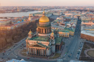 Sainr Isaac 's Cathedral Dawn akşam günbatımı hava görünümü Saint Petersburg Rusya üzerinde.