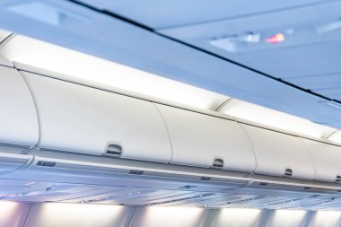 Ekonomi sınıfı yolcu uçaklarında kapalı kapılar Bagaj rafları.